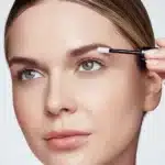 aplicación del revitabrow advanced eyebrow conditioner sérum