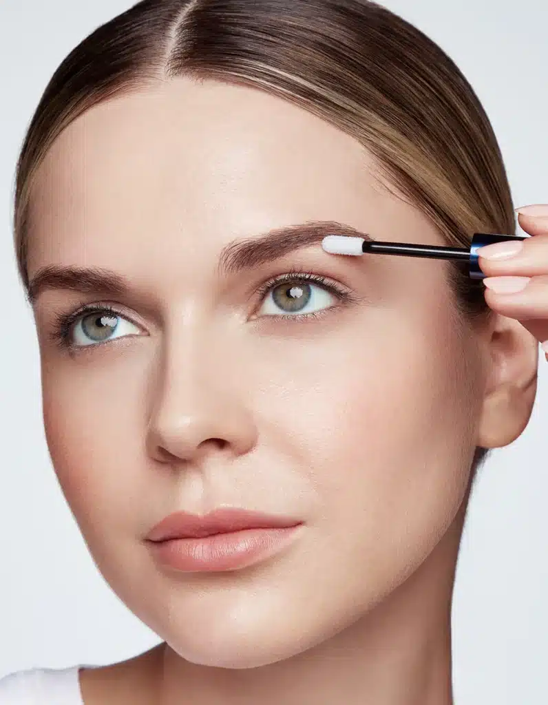 aplicación del revitabrow advanced eyebrow conditioner sérum
