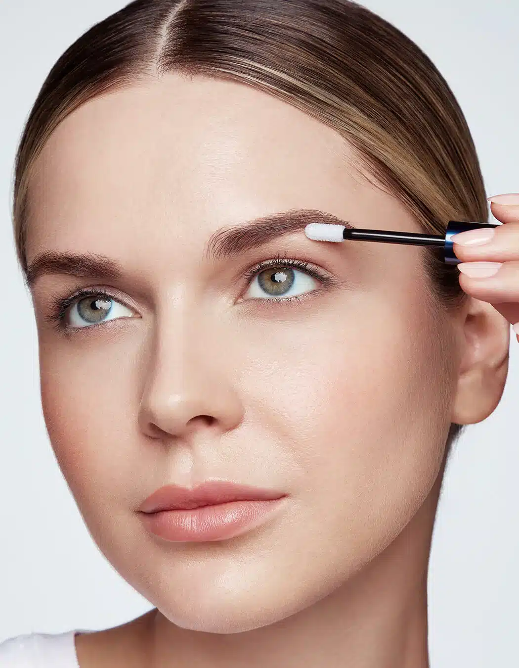 aplicación del revitabrow advanced eyebrow conditioner sérum