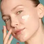 Boutijour Skin Tint Essence, aplicación sobre la piel.